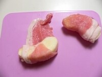 豚肉を広げ、両面に軽く塩こしょうし、りんごを端に置いて、くるくる巻いていく。<br />