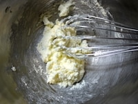 &nbsp;バターをクリーム状になるまで泡立て器で混ぜ、白くもったりしてきたら、砂糖を加えて、全体がクリーム状になるまでよく混ぜます。