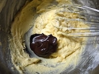 カカオパウダーに半量のブランデーを加え、滑らかなクリーム状になるまで、よく混ぜます。ケーキ生地に加え、全体がまんべんなく混ざるまで、泡立て器で混ぜます。