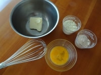 柔らかくなったバターと砂糖を混ぜ合わせ、そこに卵を4回くらいに分けて加えてよく混ぜます。そこに、アーモンドパウダーを加えて更に混ぜ合わせましょう。<br />