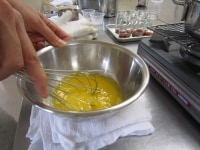 ボウルに卵黄を入れ、軽くほぐしてからグラニュー糖40gを入れ、白っぽくなるまですり混ぜます。（泡立てないように混ぜます。）