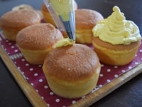 市販のカップケーキに、クリームを絞れば、即席かぼちゃクリームケーキのできあがりです!