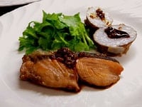 鮭と里芋、レタスを盛り付け、醤油麹を少量それぞれに添えます。