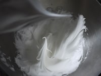 卵白に2～3回に分けてグラニュー糖を加えながら、泡立て器またはハンドミキサーで、しっかりしたメレンゲを作ります。