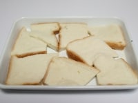 食パンは食べやすい大きさに切る。牛乳・三温糖を混ぜ合わせてバットに注ぎ、食パンを入れて、液を十分にしみこませる。<br />