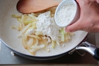 フライパンにオリーブオイルを熱してたまねぎを炒め、しんなりとしたら小麦粉を加えて更に炒める。豆乳を加えて弱火でとろみがつくまで混ぜる。