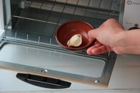 ニンニクは皮付きのまま小皿などにのせてオーブントースターで7分ほど加熱する。