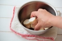 米は炊く30分前にとぎ、ザルにあげて水を切る。里芋は皮をむいて一口大に切り、塩少々(分量外)を振ってもみ、ぬめりを取る。タコは一口大に切る。<br />
<br />
