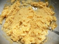 芋が熱いうちにバターと砂糖を混ぜ、卵黄を1コずつ加えながらよく混ぜ、最後に牛乳を混ぜる。<br />