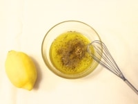 レモン1個を絞り、はちみつ20g、粒マスタード小さじ1、オリーブオイル大さじ2、塩・こしょう少々を入れて、混ぜます。