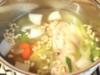 スープの味を見て、塩・こしょうで調整します。<br />
