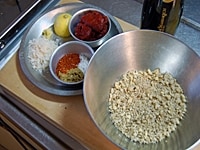 ボウルにトマトペーストを入れ、1と残りの材料をすべて加えてよく混ぜ合わせる。<br />
スライスしたバケットにぬり、オリーブ、レモン、イタリアンパセリなどを飾る。<br />