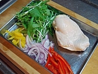 蒸し鶏（サラダチキン）は裂いておく。水菜は4～5cm長さに切る。赤、黄パプリカ、紫玉ねぎはスライスする。野菜は混ぜ合わせておく。<br />
&nbsp;