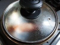 ささみは、ささみを蒸す材料とともに鍋に入れ、火にかけ、フタをして、3分ほど蒸します。火を止めて、そのまま冷めるまで置いておきます。<br />