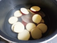 だし汁にサツマイモを入れて、火にかけます。5分ほど煮たら、火を弱め、味噌を溶きいれます。器によそい、バターを乗せます。