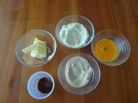 柔らかくなったバターと砂糖を混ぜ合わせ、そこに卵を4回くらいに分けて加えてよく混ぜます。そこに、アーモンドパウダー、ココアパウダーも加えて更に混ぜ合わせましょう。<br />
<br />