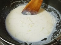 フライパンにバターと玉ねぎを入れて炒めます。玉ねぎがしんなりしたら、弱火にして小麦粉を入れて、続いて牛乳を加えて、ホワイトソースを作ります。