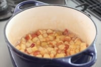 鍋にりんご、塩、砂糖、レモン汁、水を入れて混ぜたら中火にかけ、水気が少なくなるまで煮たら、シナモンパウダーを加えて混ぜます。