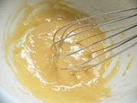 卵と砂糖と薄力粉を混ぜる