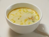 出汁の半分を牛乳か豆乳にして味噌で調味し、カップによそって黒コショウをふる。<br />
※1カップの出汁でベジップスを煮て、味噌と豆乳を加えてネギを投入。<br />
<br />