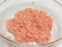 豚ひき肉に塩・酒・卵・片栗粉を加えて白っぽくなるまでよく混ぜ合わせておく。<br />