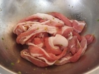 ボウルに豚肉と柚子胡椒を入れてよく和える。