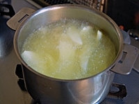 高温にし、じゃがいもを入れる。強火で表面がカリッとするまで揚げる。<br />
器に盛り、白チーズをたっぷりと削りかける。<br />