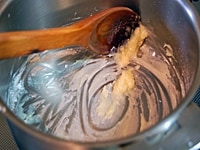 鍋にバターを入れて溶かし、小麦粉をよく炒める。