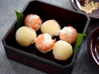 できあがった手まり寿司は、大皿やお重などに紅白が交互になるように並べ、しょうゆをそえて完成です。