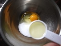 &nbsp;ボウルに卵、グラニュー糖(50g)、サラダ油を入れ、グラニュー糖のざらざらがなくなり、全体がもったりするまで、泡立て器でよく混ぜます。