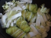 フライパンに純白ごま油を引き、3を並べ、5mm幅に切った白菜の芯の部分を隙間に入れる。まんべんなく塩をふる。