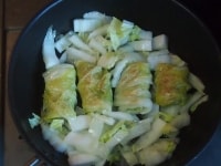 弱火にかけ、10分ほど炒めたら、白菜ロールを裏返す。芯の部分は適宜、菜箸で混ぜる。ふたをして更に10分、炒める。このように炒めることで白菜がとろとろになる。