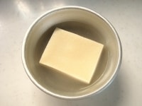 ボウルに水をはり高野豆腐を入れて柔らかくなるまで5分程戻します。柔らかくなったら水気を軽く絞ります。<br />