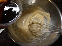 薄力粉、シナモン、オールスパイスをふるっておきます。<br />
<br />
溶きほぐした卵に、きび砂糖、とかしたバター、ふるった薄力粉から大さじ2の粉をとって加え、泡立て器で全体を混ぜます。<br />
<br />
黒ビール、はちみつの順に加え、そのつど、泡立て器でよく混ぜます。