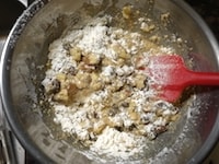 ふるった粉類を加え、ゴムベラでよく混ぜます。