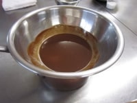 チョコレートとバターを熱湯を入れた鍋の上にのせて、ゆっくり溶かします。