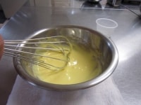 卵黄、グラニュー糖を泡立て器で混ぜる。