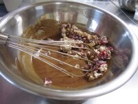 生クリームにつけておいたドライフルーツ類を入れ、よく混ぜます。そのまま鍋の上に置いて保温しておきます。
