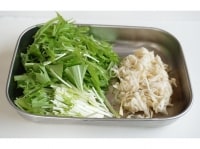 切干大根はキッチンばさみで食べやすい大きさに切りながら、お湯に10分ほどつけて、戻します。水菜は3ｃｍ程度の長さに切ります。