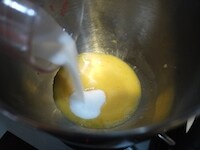 &nbsp;室温に戻しておいた卵を解きほぐし、湯煎(70℃くらい)にかけて温めながら、ハンドミキサーの高速で撹拌、泡立てます。