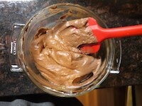 残り半量の泡立てた生クリームをチョコレートと合わせて、ゴムべらで均一になるまでよく混ぜます。