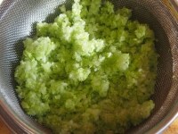 白菜をフードプロセッサーなどでみじん切りにし、ザルにあげて、塩をふる。しょうがもみじん切りにする。