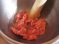 豚肉に柚子胡椒を混ぜ、粘りが出るまですりこぎでまんべんなく潰す。