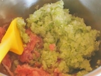 ２の白菜の水気をよく絞り、３に加える。さらにしょうがのみじん切りも加える。