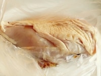 ビニール袋に鶏胸肉とナンプラーを入れなじませ、空気を抜いて口を縛って冷蔵庫で1～2日寝かせます。<br />