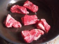 フライパンにサラダ油を薄く引き、一口大に切った牛すね肉を入れ、弱火にかける。