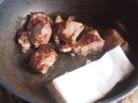 肉の中までしっかり火が通ったら、キッチンペパーで油脂分を吸い取る。
