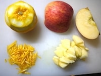 &nbsp;柚子は表面の皮は千切り、果汁を絞り、種は取っておきます。りんごは8等分にし、0.5mm厚さにスライスします。りんごの種も取っておきます。