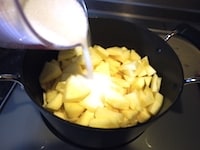 柚子の果汁、皮、りんご、グラニュー糖、柚子とりんごの種はティーバッグに入れたものを鍋にいれ、水50mlを加えて、強火にかけます。