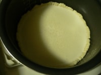 タルト生地の上にチーズケーキ生地を流し入れて、普通に炊く。<br />